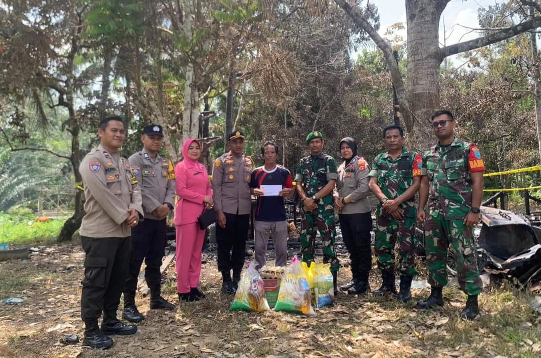 Wujud Kepedulian, Polsek dan Koramil 1013/07 Beri Bantuan Ke Warga Yang Tertimpa Musibah Kebakaran