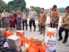 Pj Bupati Murung Raya Salurkan Bantuan Kepada Warga Terdampak Banjir